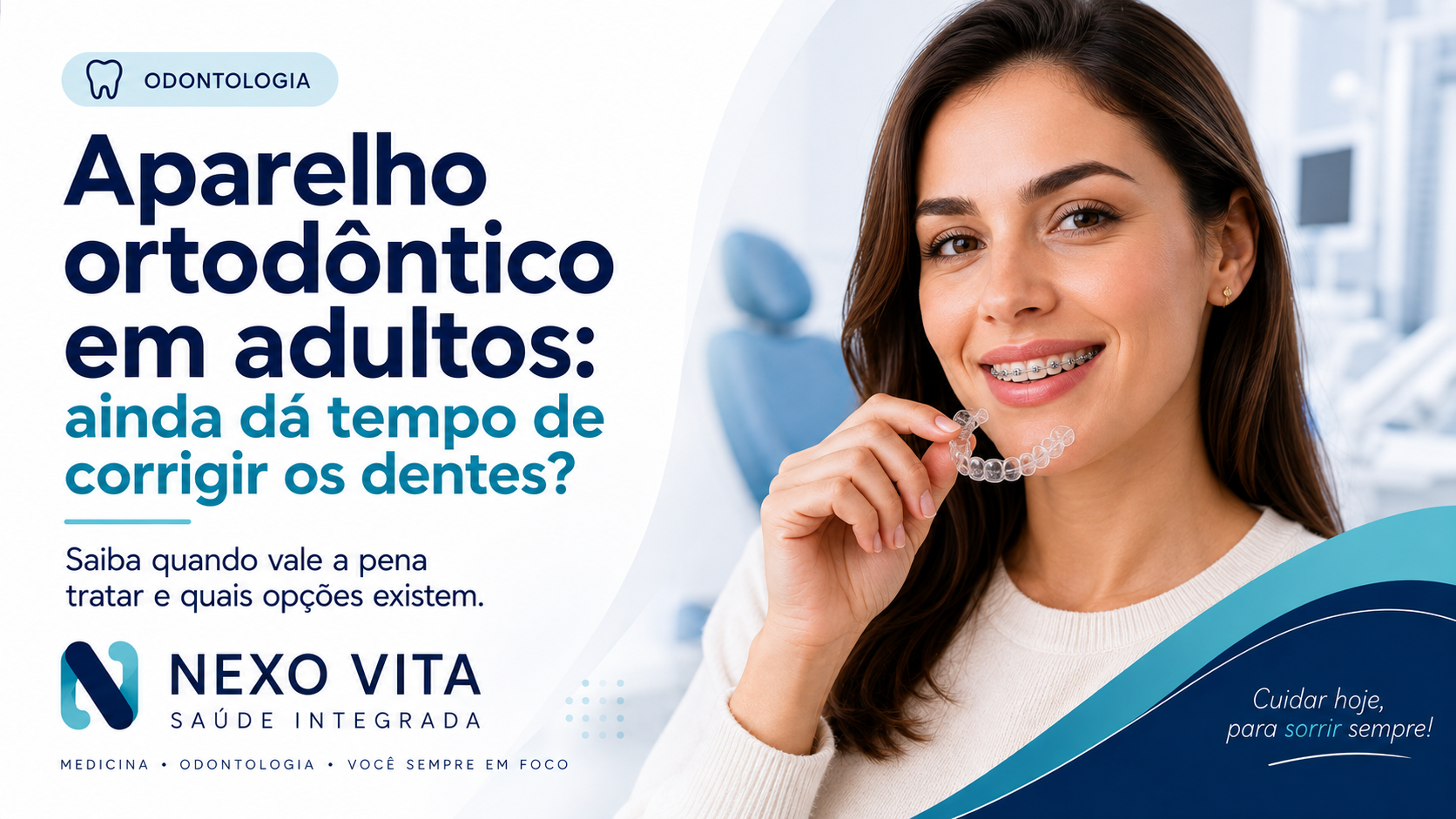 Adulto sorrindo durante avaliação para tratamento ortodôntico